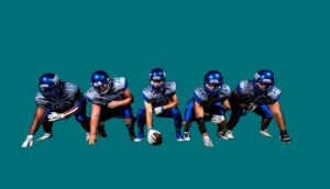 Sportliche Football-Spieler in blauen Trikots, American Football, Team, Action, Sport, Spieler, Schutzhelme.