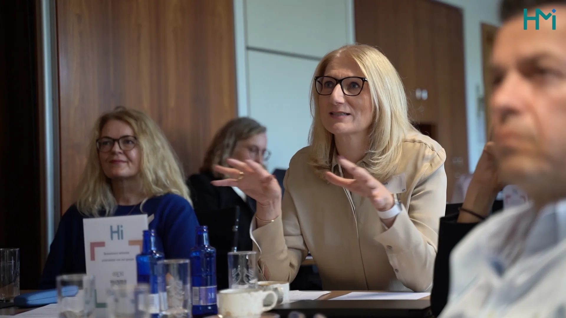 Teilnehmerinnen diskutieren an den Tischen beim Connecting 2026 in Frankfurt