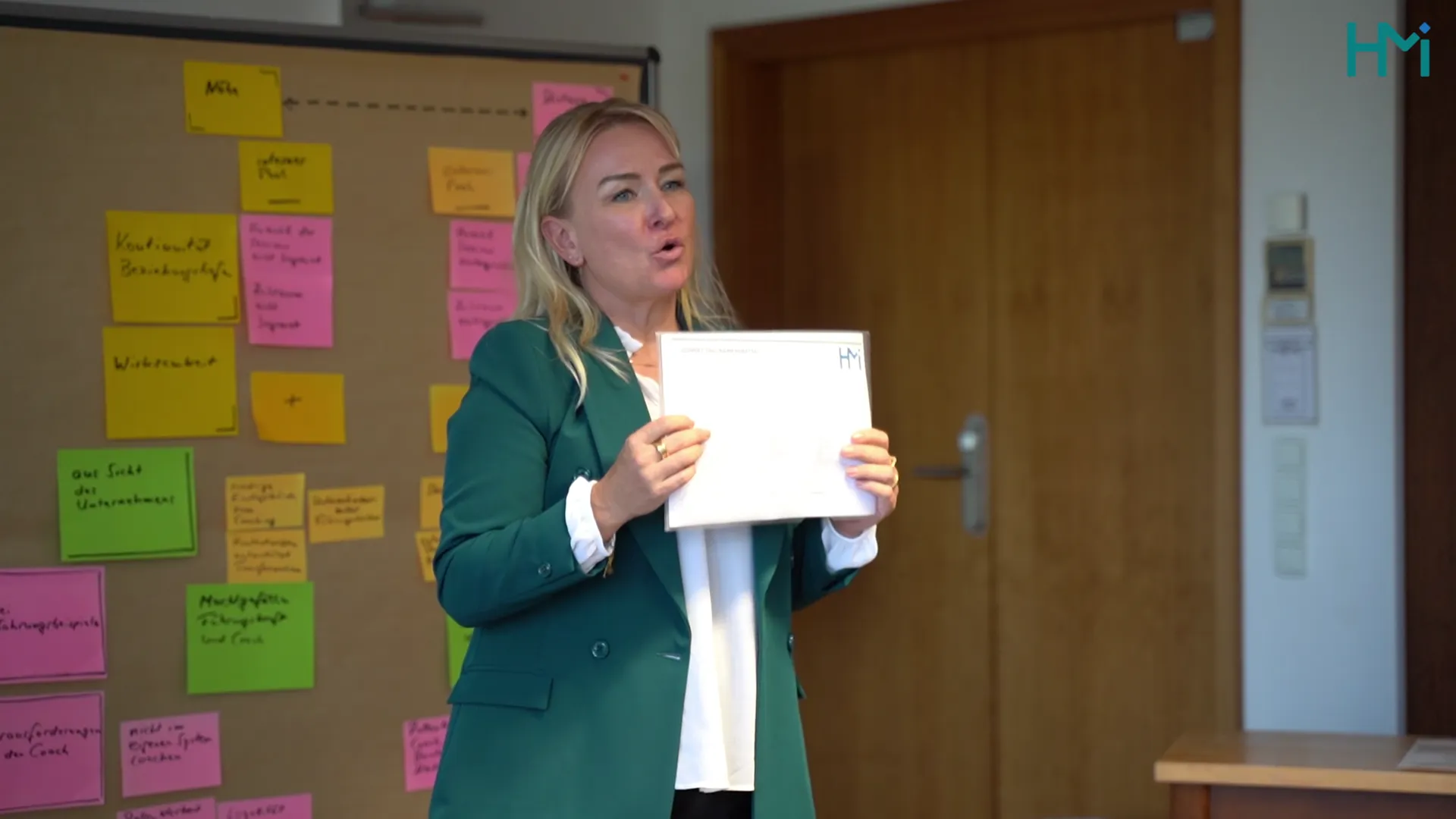 Katharina Reischenbacher moderiert das Connecting 2026 an der Pinnwand